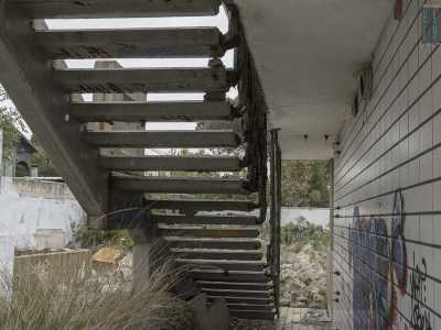 In questa zona ci imbattiamo in una montagna di materiali da costruzione e in un'altra rampa arruginita e inagibile che un tempo portava al primo piano